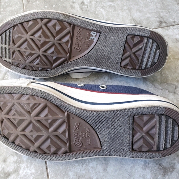 Navy low top converse shoes - Picture 4 of 6